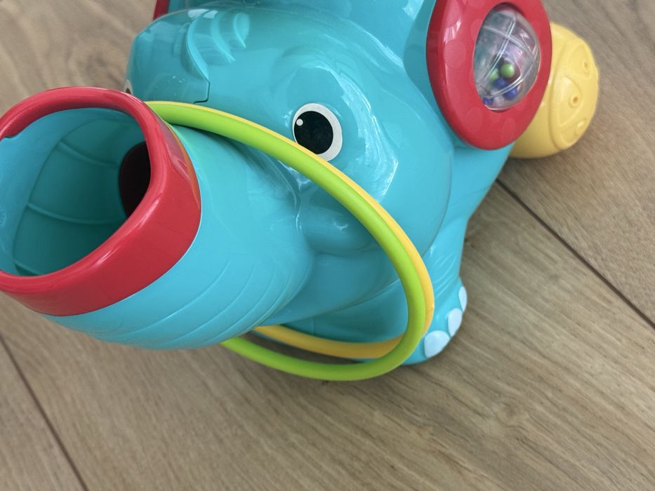 Elefantul cu bile si cercuri si cantecele