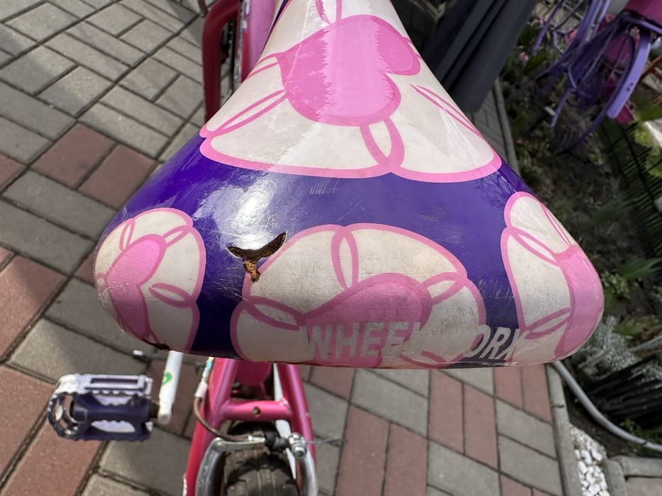 Bicicleta fete stare buna, saua are o crapatura mica