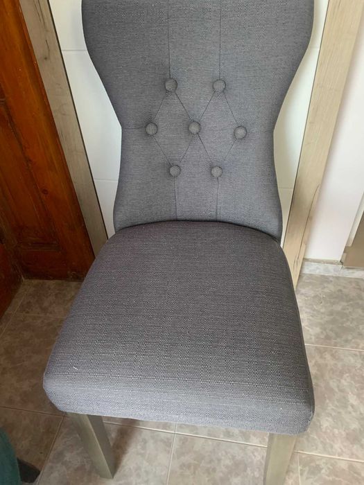 Продавам трепезни столове - английски 2 броя