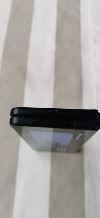 Продавам телефон  Samsung Z Flod  3