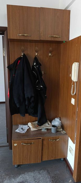 Вешалка в прижую.