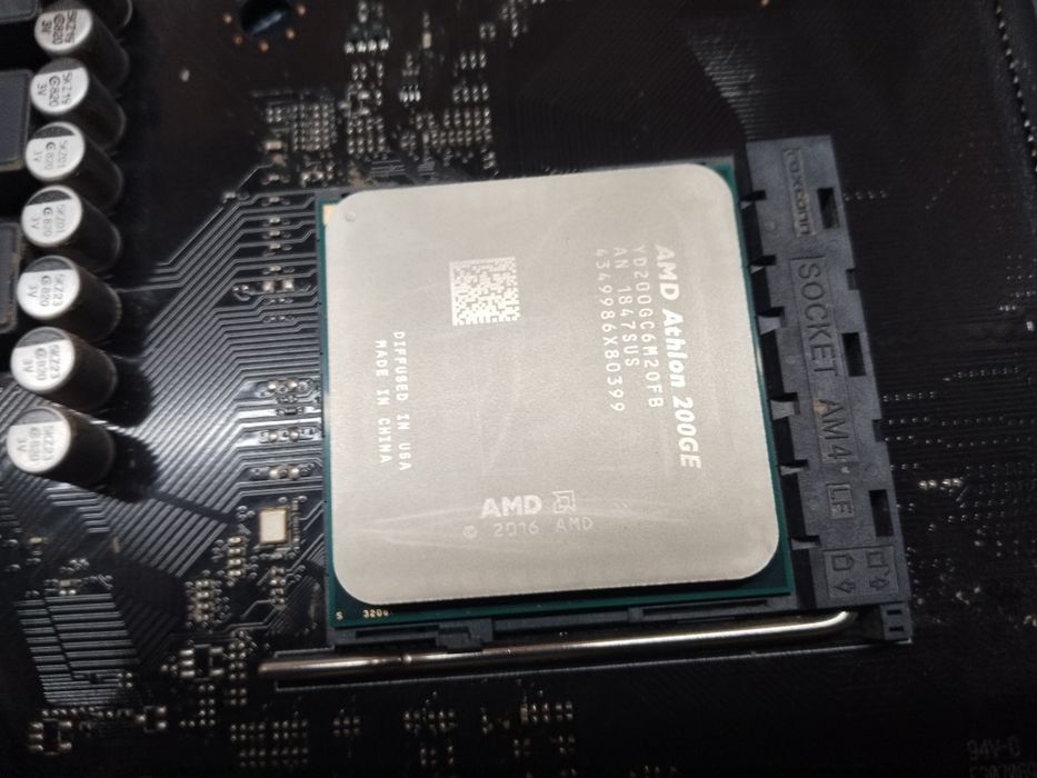 Продаю Athlon 200ge