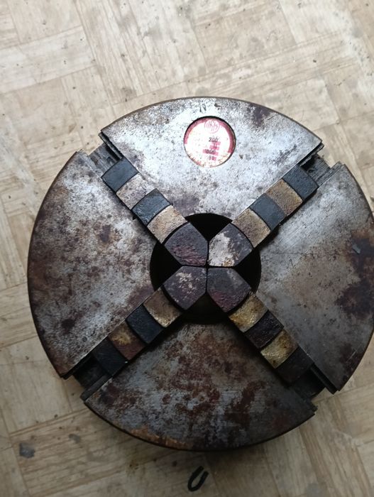 Universal pentru strung 200