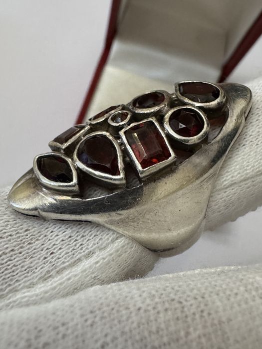 Inel vechi, argint 925, cu granate naturale.