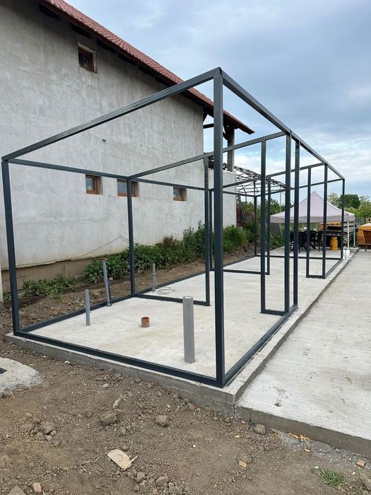 Vand constructie din fier cu panouri