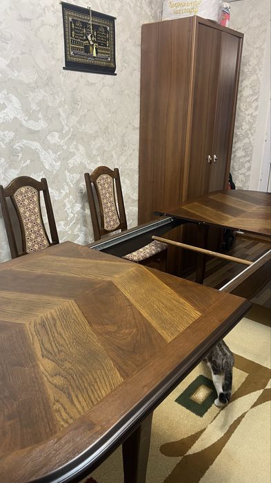 Стол со стульями