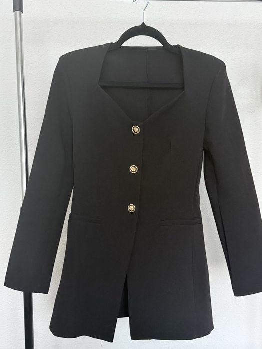 Черно вталено сако