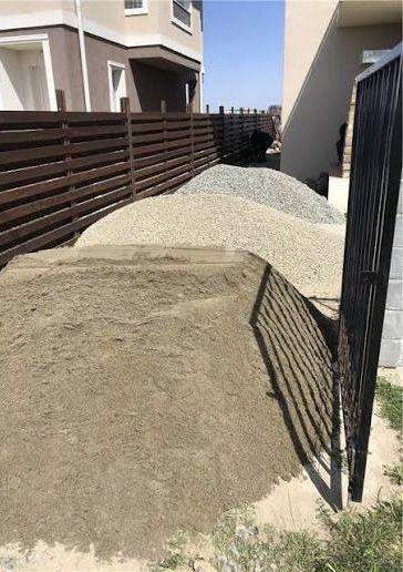 Nisip-piatră-pamant vegetal