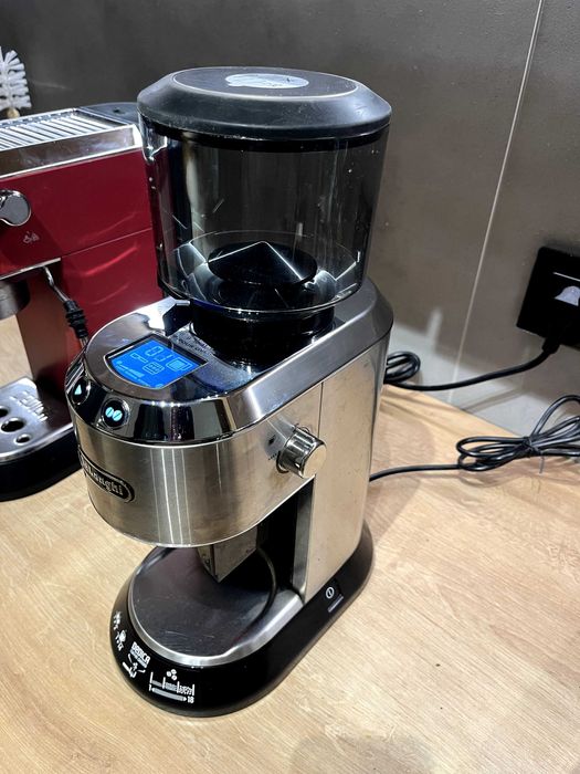 Pachet Espressor si rasnita Delonghi Dedica barista pack