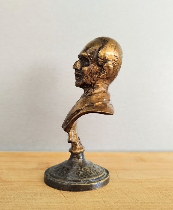 Малък бронзов бюст.