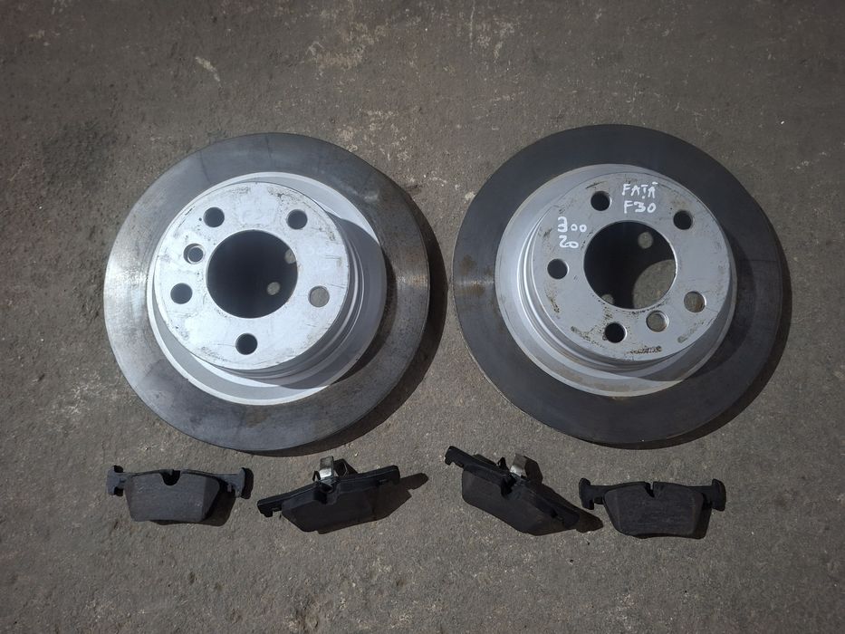 Set discuri frana fata cu plăcuțe BMW F30 F31 Allied Nippon 300 / 20  in stare foarte buna
