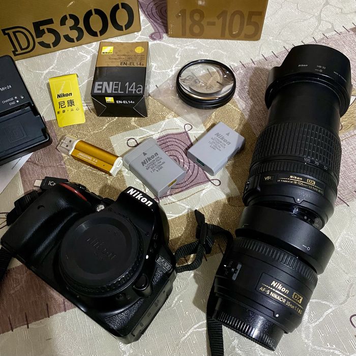 Nikon D5300. Nikkor 18-105 VR, Nikkor 35 m 1:1.8 G, Акумы, Документы.