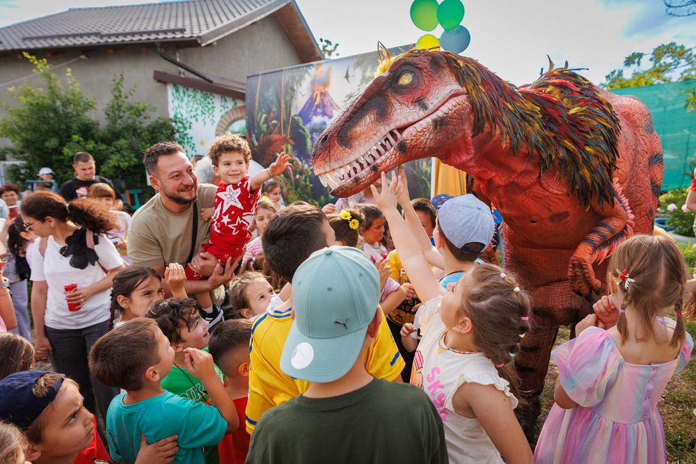 DINOZAUR URIAȘ – Apariție spectaculoasă pentru evenimente