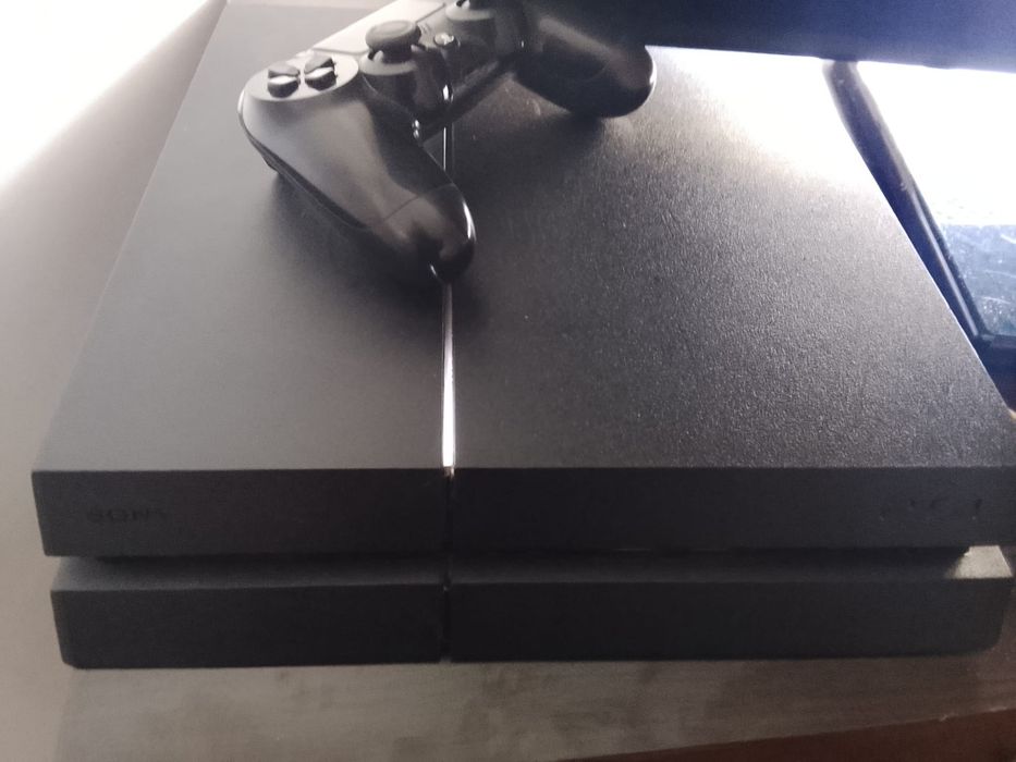 Vand playstation 4 cu toate cablurile necesare ,o maneta + 5 jocuri