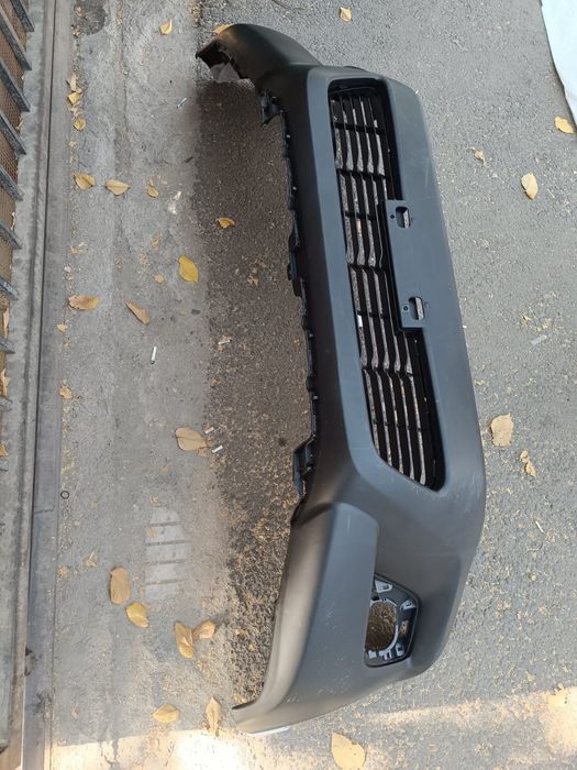 Бампер передний Toyota Hilux