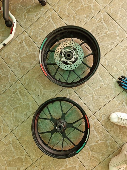 Aprilia RSV4 factory piese ( nu kawasaki yamaha honda suzuki )