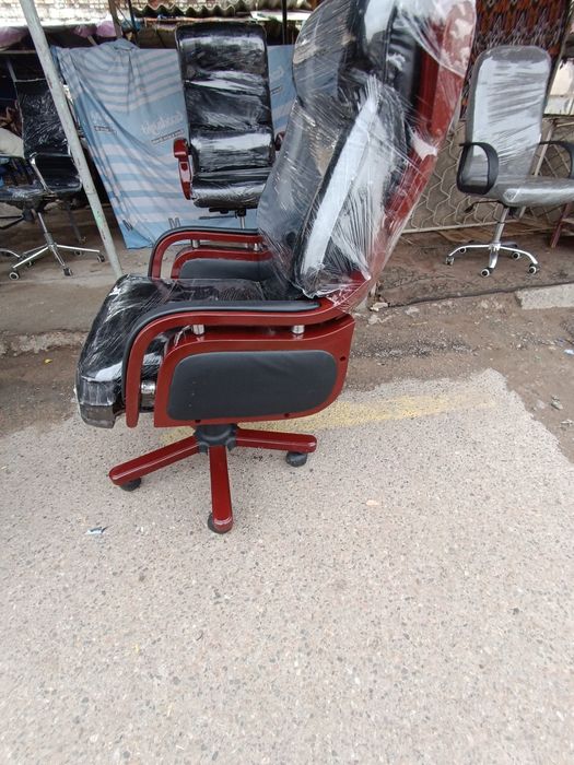 Офисное Кожанние и дубовый кресло