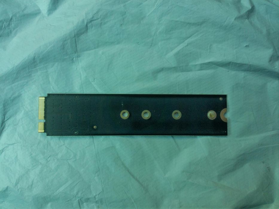 Продавам преходник адаптор за ssd за 2012 MacBook Air A1465 A1466