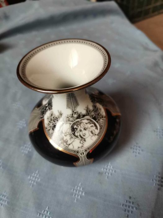 Ваза дело на унгарския художник Ендре Сас (Endre Szász).