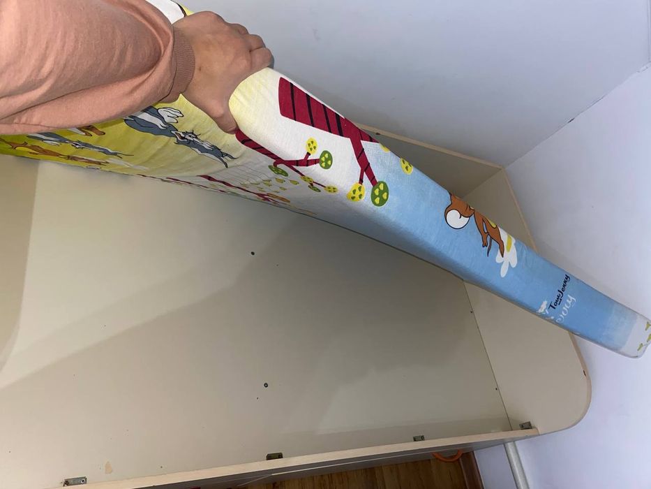 Детская кровать с полками