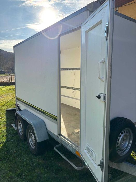 Remorca 3m Lungime.   1,5m Latime.   1.8m Inaltime