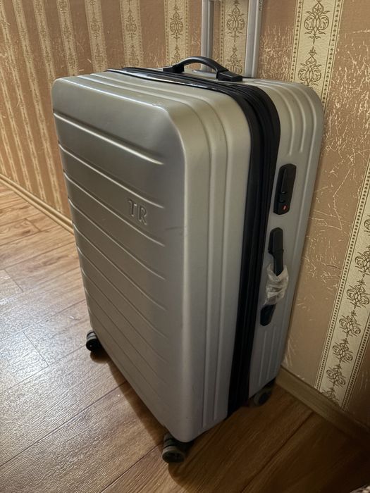 Продам чемодан среднего размера