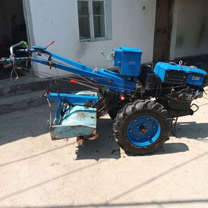 Traktor sotiadi yurib turgan