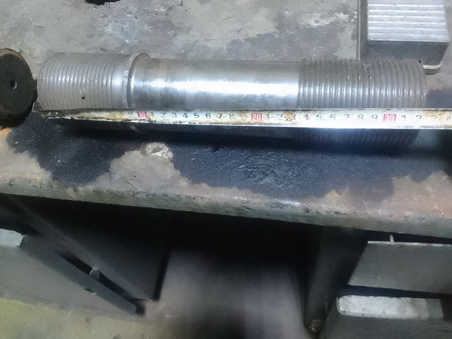 Продам болты . Шпильки