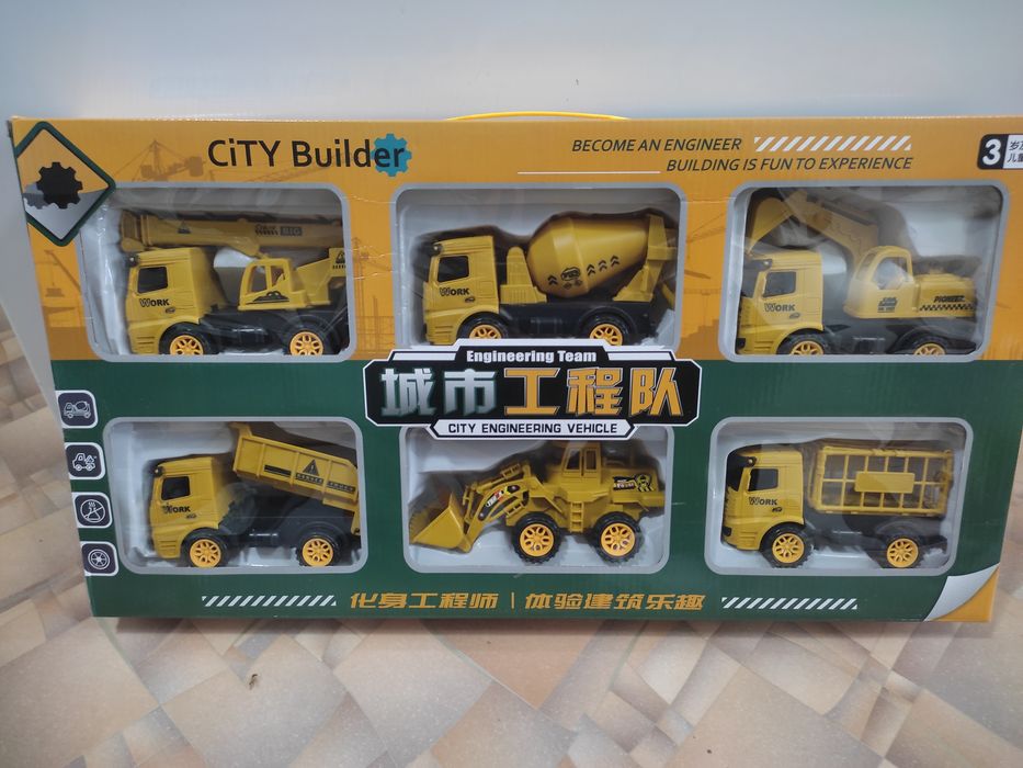 Игрушки и школьные рюкзаки