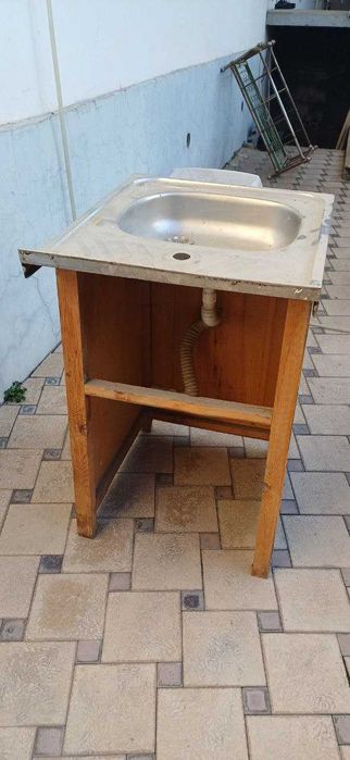 Темир раковина, таги ёғочли шкаф.