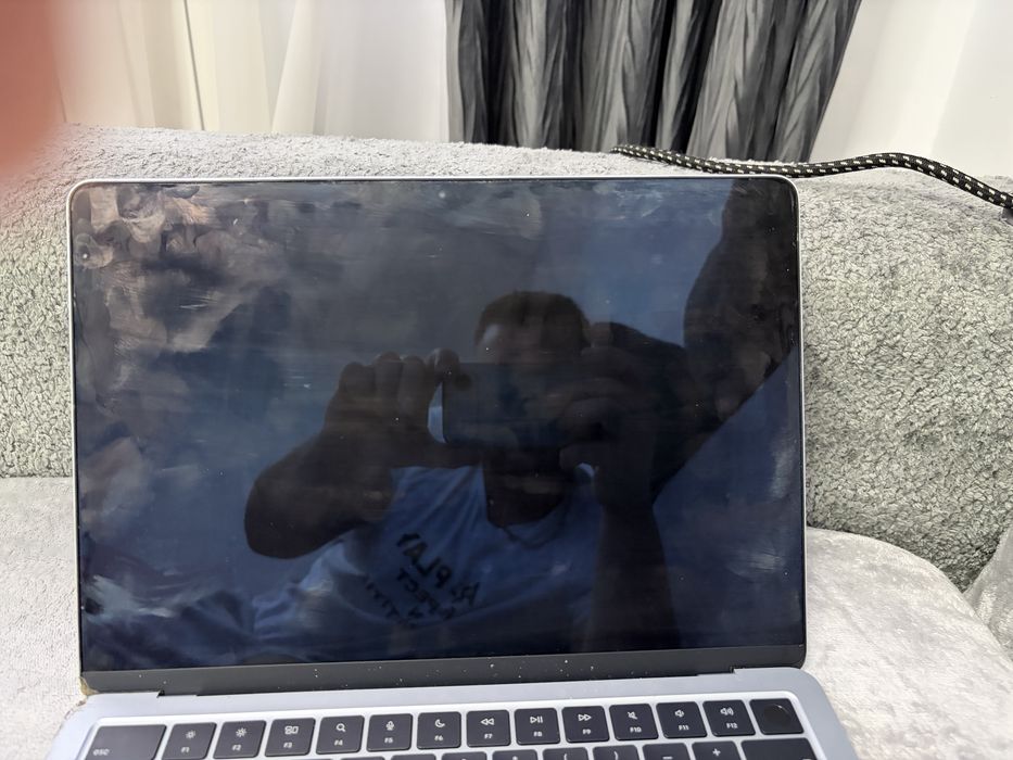 Vand laptop air 2025 macbook M4  piese