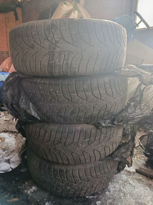 Продаю комплект зимней резины на 215/55 R17