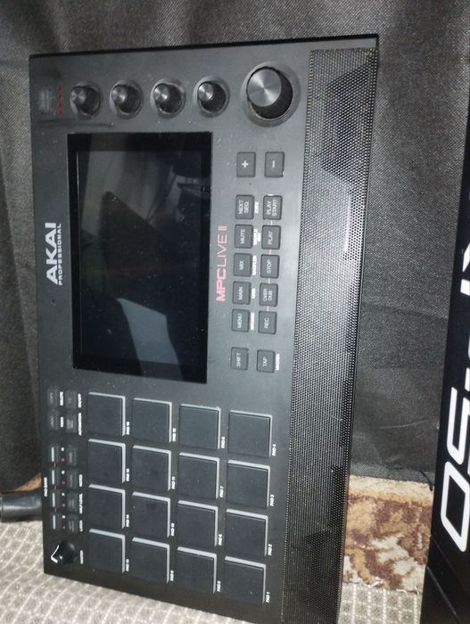 AKAI MPC LIVE 2 ideal holatda