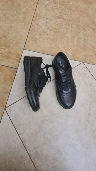 Кожаные кроссовки, новые 42р