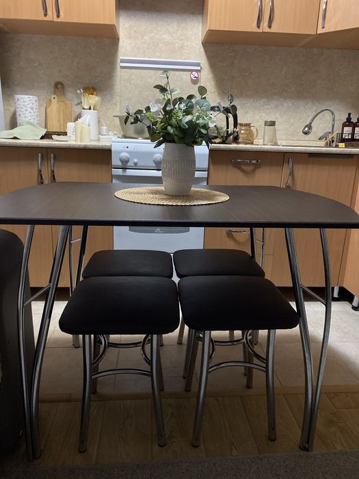 Стол кухонный с табуретами