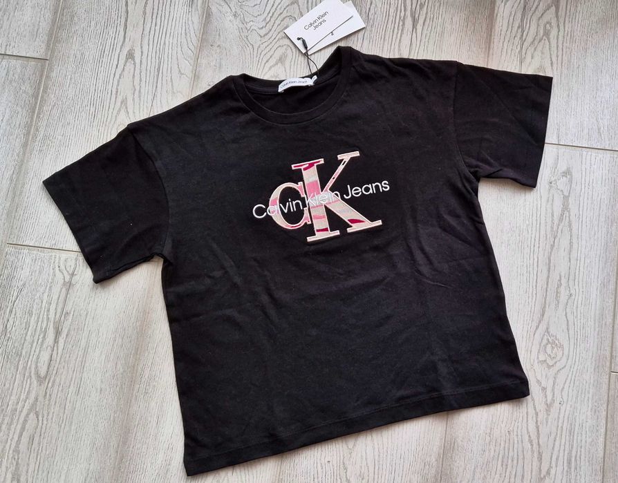 Нов кроп тишърт Calvin Klein, размер 10 г