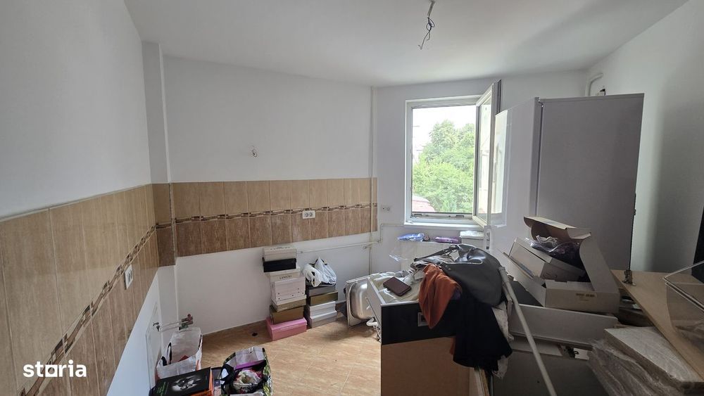 Vand 2 camere et 1,zona centrala