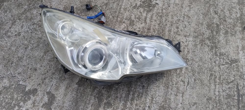 Far dreapta xenon Subaru Legacy 2010