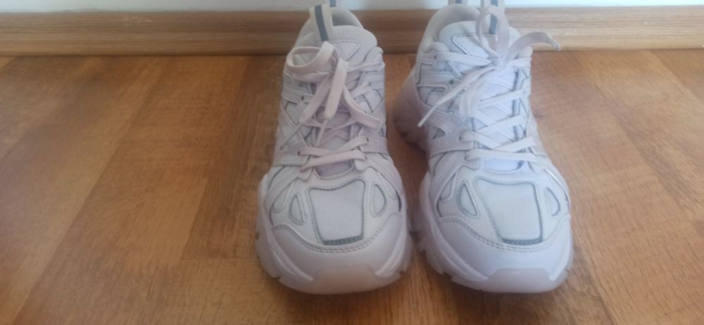 Adidași.     Fila