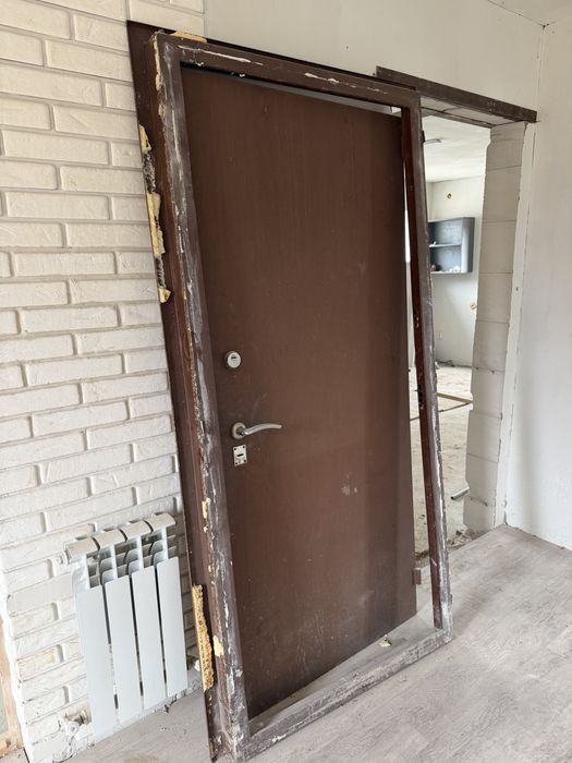 Двери входные б/у