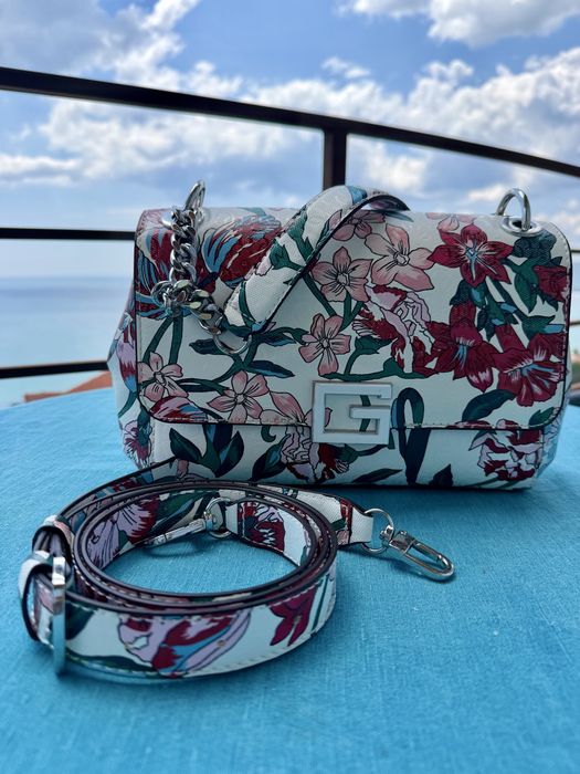 Дамска чанта Guess
