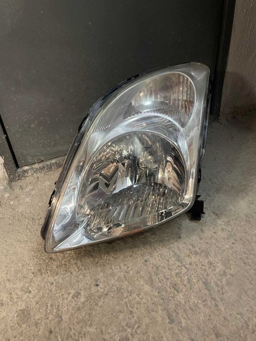 Фар за Сузуки Суйфт 1.3 / 2006г.