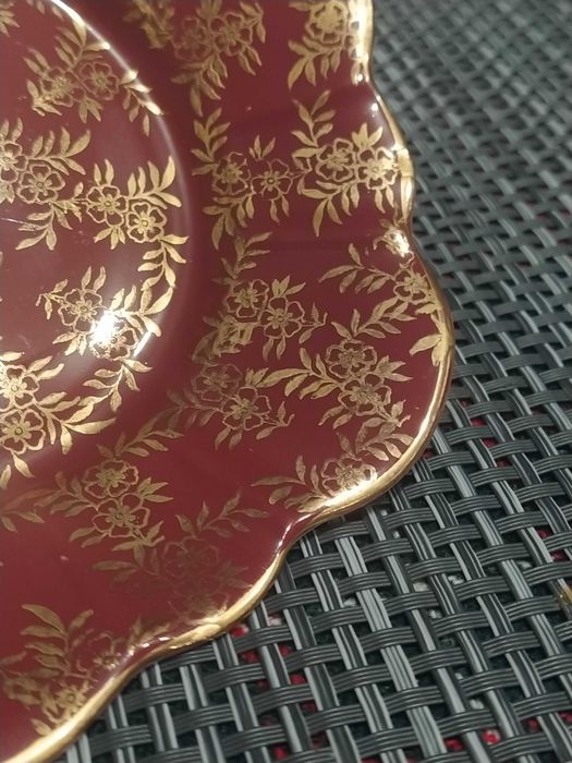 "Royal Stuart" две декоративни чинии със златна "шинуазри" декорация.