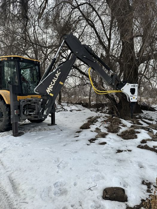 Экскаватор погрузчик с гидромолотом