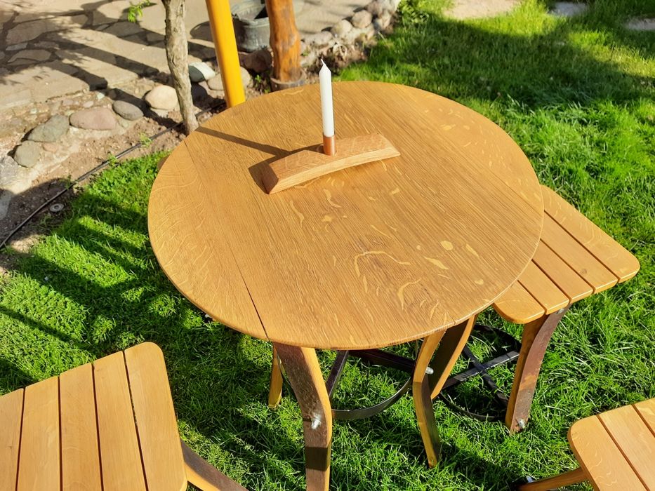 Дървена маса и табуретки от стара дъбова бъчва.