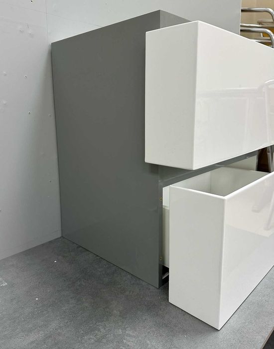 Шкаф 60 см с 2 чекмеджета – сив корпус, бял гланц