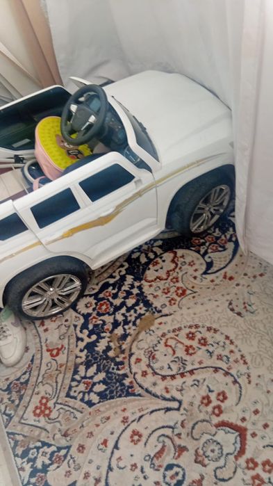 Продажа детского автомобиля в рабочем состоянии с пультом. для ребёнка