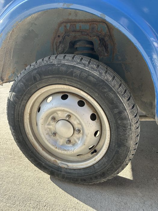 Четери броя гуми с джанти за Лада Нива