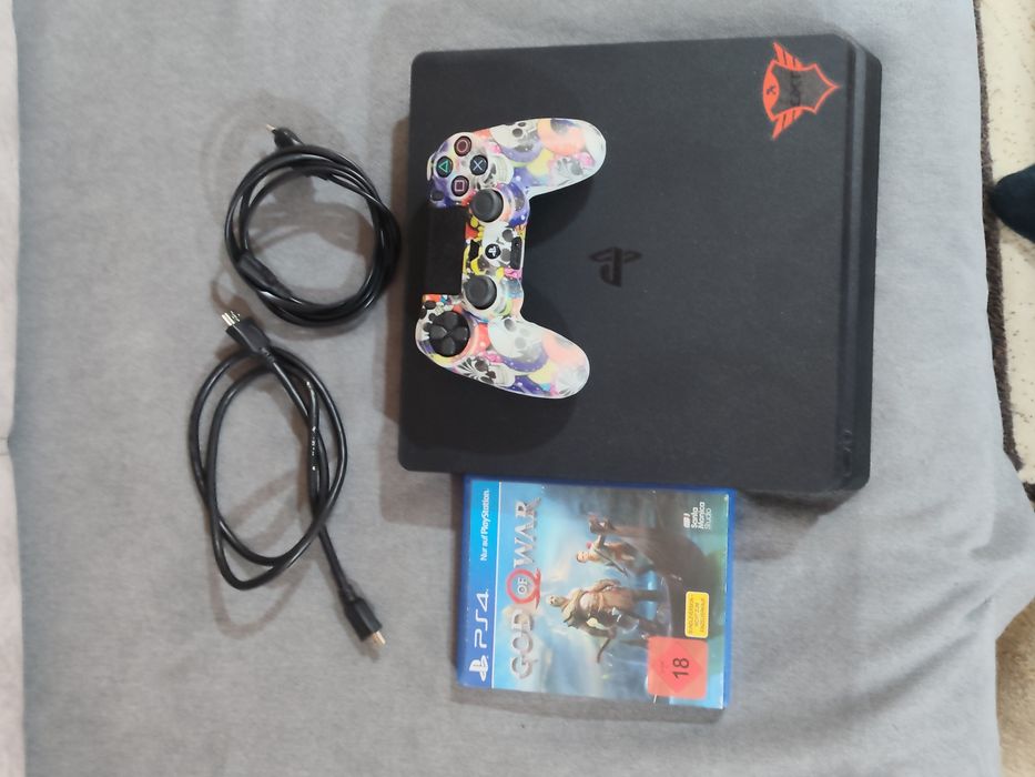 Продавам ps4 slim