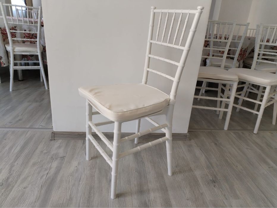 Mese rotunde si scaune chiavari